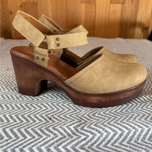 boc Women’s Tan Leather Platform Clog Sandals